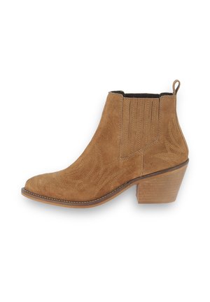 Stivale alla caviglia in suede beige con punta appuntita, tacco impilato, design a strisce verticali sui lati e cuciture decorative sulla parte superiore.