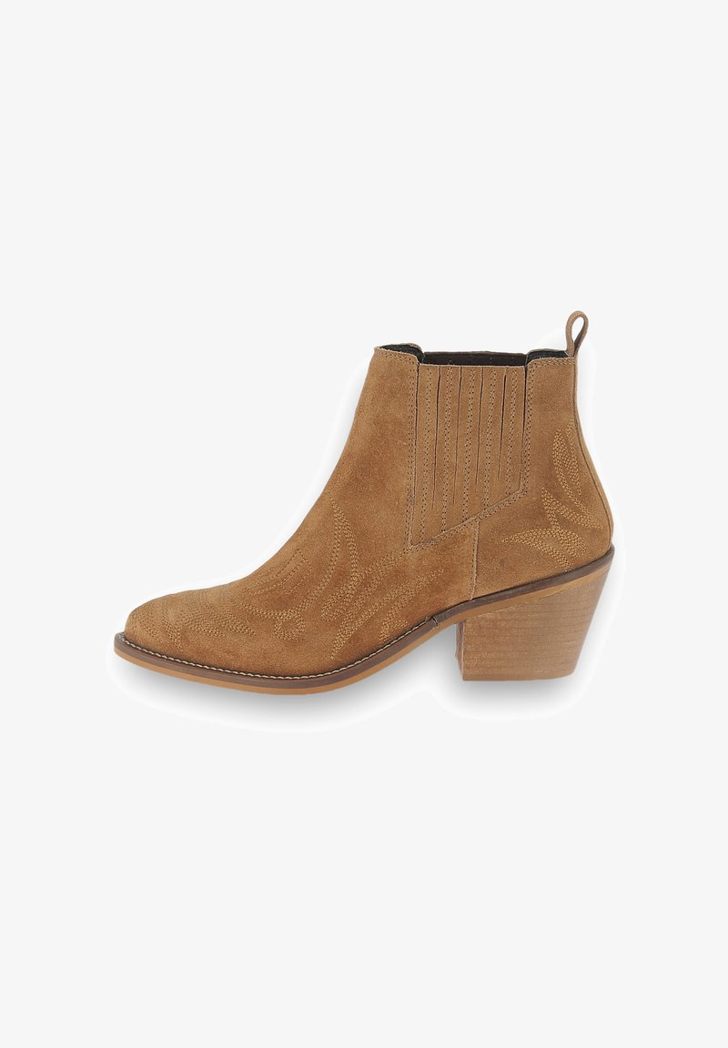 Botín de ante color tan hasta el tobillo, con punta afilada, tacón apilado, diseño de rayas verticales en los laterales y costuras decorativas en la parte superior.