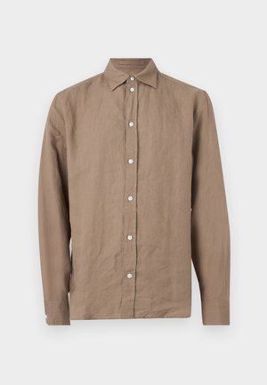 Καφέ πουκάμισο με μακριά μανίκια, γιακά, λευκά κουμπιά και μονόχρωμη υφή, παρουσιάζεται σε ανοιχτό γκρι φόντο.