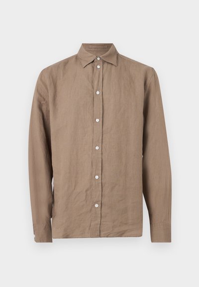 Καφέ πουκάμισο με μακριά μανίκια, γιακά, λευκά κουμπιά και μονόχρωμη υφή, παρουσιάζεται σε ανοιχτό γκρι φόντο.