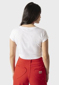 Kaotiko HEART HAND KAO - Tričko s potlačou - white