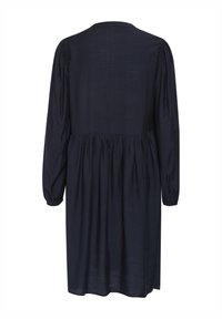 Vestido azul marino con mangas largas, cuello redondo, cintura fruncida y tejido texturizado. Diseño simple con una silueta fluida.