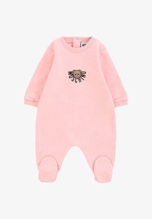 Różowy, miękki bawełniany kombinezon z grafiką misia i napisem "Moschino". Posiada zaokrąglone strefy stóp oraz ściągacze przy szyi i rękawach.