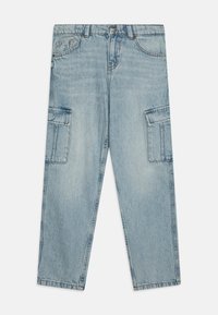 Pantaloni cargo in denim azzurro chiaro con gamba dritta, dotati di due tasche laterali e chiusura con bottone, che presentano una texture sbiadita.