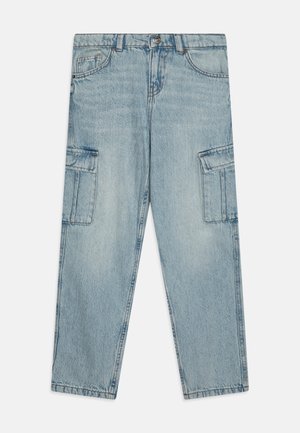 Calças cargo em denim azul claro com perna reta, apresentando dois bolsos laterais e fecho de botão, exibindo uma textura desgastada.