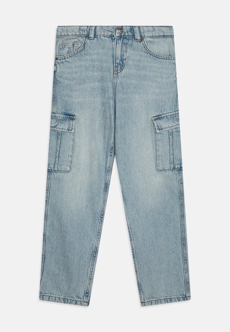 Šviesiai mėlynos džinsinio audinio kargo kelnės su tiesiomis kojomis, turinčios dvi šonines kišenes ir mygtukų užsegimą, su dėvėto tekstūros efektu.