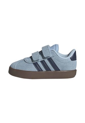 Sneaker in camoscio azzurro chiaro con due strisce in velcro, righe blu scuro sul lato e suola in gomma marrone.