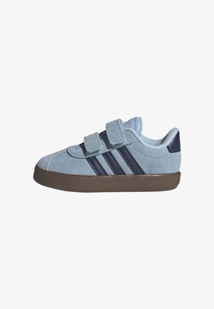 Sneaker in camoscio azzurro chiaro con due strisce in velcro, righe blu scuro sul lato e suola in gomma marrone.