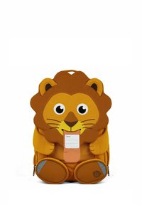 Kinderrucksack, geformt wie ein sitzender Löwe mit großen Augen, Mähne, Ohren, Pfoten und einer Zunge, die ein Namensschild hält.