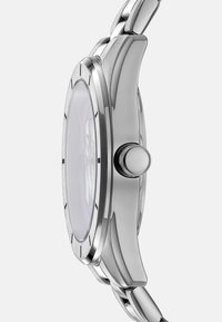 Zilveren roestvrijstalen horloge met een gepolijst kast, ronde wijzerplaat, minimalistisch ontwerp en een drukknop. Beschikt over een soepele band met schakels.