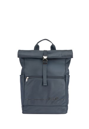 Mørkeblå rygsæk med rullet top, forlommes lynlås, metal spænde lukning og stofhåndtag på toppen, mærket med "JOOP! JEANS" logo.