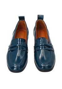 Marineblaue Lackleder Slipper mit glatter Oberfläche, abgerundeter Spitze, dekorativen Riemenakzenten und einem kontrastierenden orangen Innenfutter.
