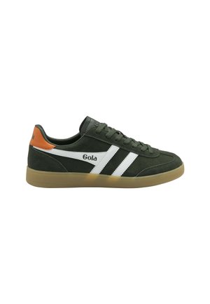 Sneaker verde in camoscio con strisce bianche, dettaglio arancione sul tallone e suola in gomma. Presenta un materiale testurizzato e chiusura con lacci.