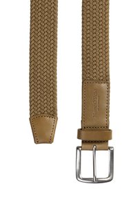 Geflochtener, sandfarbener Stoffgürtel mit Lederendstück und Schnalle, versehen mit einem gesteppten Lederpatch, der mit "Marc O'Polo" geprägt ist.