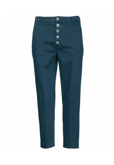 Pantaloni color verde scuro con vestibilità dritta, tasche frontali e patta con sei bottoni decorativi. Tessuto liscio con texture minima.