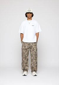 EIGHTYFIVE CAMOUFLAGE - Jeans baggy - beige/brown/white