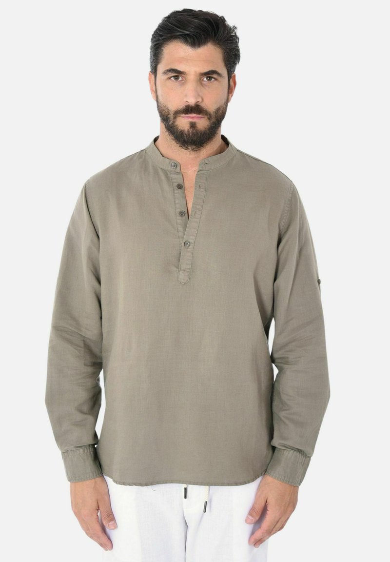 Camicia a maniche lunghe color verde oliva in tessuto leggero, con colletto alla coreana, patta con bottoni e un design a vestibilità rilassata.