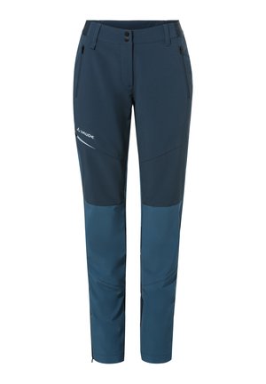 Marine outdoor broek met contrasterende donkerblauwe panelen. Bevat ritszakken aan de zijkant, een knoopsluiting en een logo aan de voorkant.