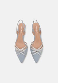 Lyseblå slingback pumps med spiss tå, sølv dekorative detaljer og en myk tekstur. Har en sløyfedetalj og minimalistisk design.
