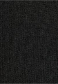 Čierna pletená tkanina s jemnou textúrou, ktorá má konzistentný pruhovaný vzor. Materiál vyzerá elasticky a hladko.