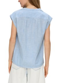 Lichtblauw en witte gestreepte blouse met korte mouwen en een ontspannen pasvorm, met een geplooide achterkant en een zachte stoftextuur.