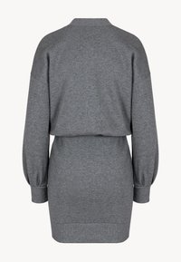 Szary sweter w formie sukienki, wykonany z miękkiego materiału, posiada okrągły dekolt, długie rękawy z marszczonymi mankietami oraz luźny krój.