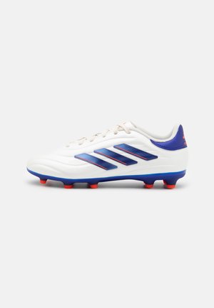 Botín de fútbol blanco con acentos en azul y rojo, que cuenta con tres franjas azules, un upper texturizado, una punta redondeada y clavos rojos.