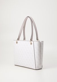 Sac fourre-tout blanc avec une finition texturée, ornée de quincaillerie dorée, de deux anses et d'un motif de logo subtil à la surface.