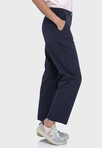 marineblaue Hose mit geradem Beinabschluss, ausgestattet mit Seitentaschen, einem Knopfverschluss und einem leichten Material.