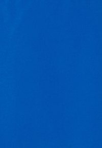 Jasně modrý texturovaný povrch s hladkým, matným zakončením, s jednotnou barvou a bez výrazných vzorů nebo akcentů.