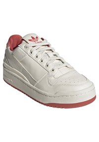 Krämfärgade lädersneakers med röda accenter, vadderad krage, texturerad ovandel, perforerad tå och upphöjd gummisula. Har ett traditionellt snörningssystem.