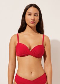 Rød bikini top med tynde stropper, prydet med et snoet design i midten, lavet af glatt stof med en let glans.