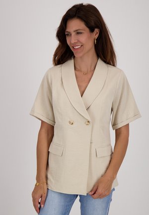 Beige double-breasted blazer met korte mouwen, voorzien van twee zijzakken en goudkleurige knopen, gemaakt van een gestructureerde stof.