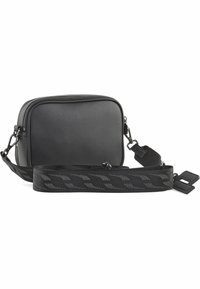 Crna kožna torba za crossbody s zatvaranjem na patentni zatvarač, pravokutnog oblika i uzorkastim podesivim remenom. Glatka tekstura s detaljima od srebrne boje.