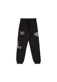 Zwart trainingsbroek met een elastische tailleband, zijzakken en enkelmanchetten. Bevat witte tekst en graphics, waaronder "BURNING AND LOOTING."