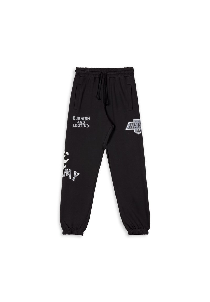 Zwart trainingsbroek met een elastische tailleband, zijzakken en enkelmanchetten. Bevat witte tekst en graphics, waaronder "BURNING AND LOOTING."