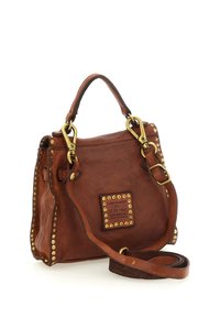 Borsa a mano in pelle marrone con borchie in ottone, etichetta quadrata, manico superiore robusto e tracolla removibile. Finitura testurizzata con dettagli di cuciture visibili.