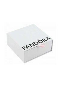 Scatola di gioielli bianca con logo "PANDORA" nero. La scatola ha una finitura liscia e un piccolo nastro rosa per l'apertura.