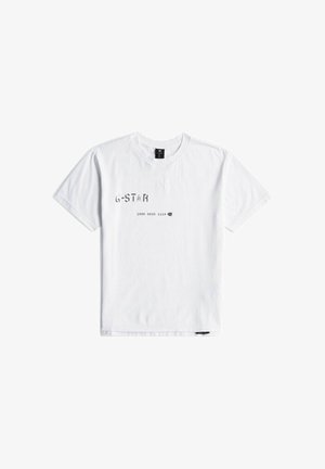 T-shirt blanc à manches courtes avec col rond, texte "G-STAR" et code numérique imprimés sur la poitrine.