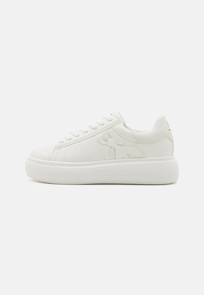 Witte sneaker met een gladleren bovenwerk, ronde neus, vetersluiting aan de voorkant en een getextureerde rubberen zool met subtiele reliëfbranding.