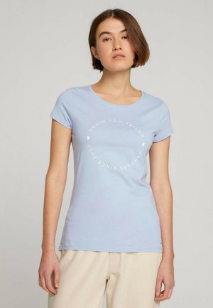 Light blue short-sleeve t-shirt made of soft fabric, featuring a circular white graphic with "DENIM TOM TAILOR" and "HABERGBURG SINCE 2007."