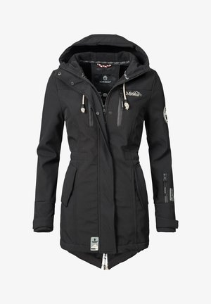 Veste softshell noire à capuche avec fermeture éclair et boutons, capuche à cordon de serrage, plusieurs poches zippées et écussons de marque sur la poitrine et la manche.