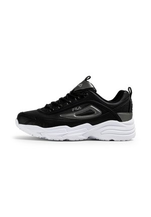 Baskets noires avec tige en mesh et synthétique, semelle blanche texturée, accents argentés, col rembourré et fermeture à lacets.