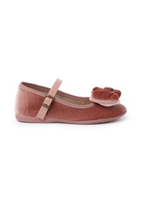 Zapatilla de ballet de terciopelo en rosa empolvado, con punta redonda, un adorno de flor decorativa y una correa con hebilla rosa para un ajuste seguro.
