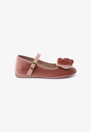 Ballerine en velours rose poussiéreux, avec un bout rond, un accent floral décoratif et une sangle à boucle rose pour un maintien sécurisé.