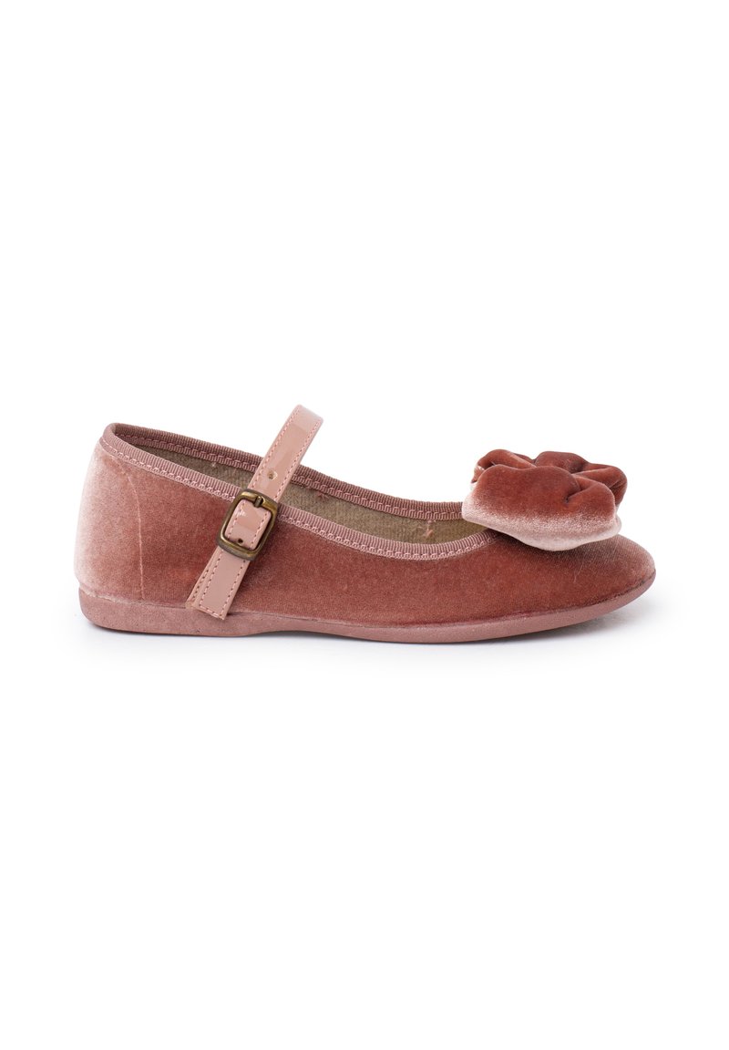 Zapatilla de ballet de terciopelo en rosa empolvado, con punta redonda, un adorno de flor decorativa y una correa con hebilla rosa para un ajuste seguro.