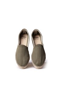 Zelené plátěné espadrilky s herringbone texturou, podrážkami z přírodních vláken a jednoduchým designem. Podšívka s viditelným brandingem.