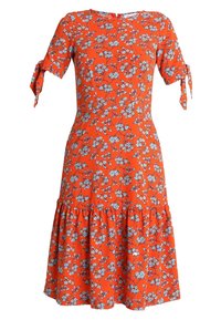 Röd blommig klänning med korta ärmar och knutdetaljer. Volangkant och små blå blommor mot en ljus orange bakgrund.