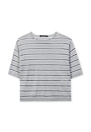 Grau gestreiftes Kurzarm-Oberteil mit Rundhalsausschnitt. Hat horizontale schwarz-weiße Streifen. Weicher Stoff mit einem leicht verkürzten Design.