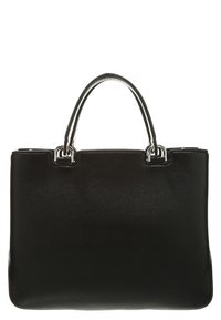Borsa a mano in pelle nera con una forma strutturata, texture liscia e doppi manici superiori. Presenta hardware in tonalità argentata e dettagli minimali.
